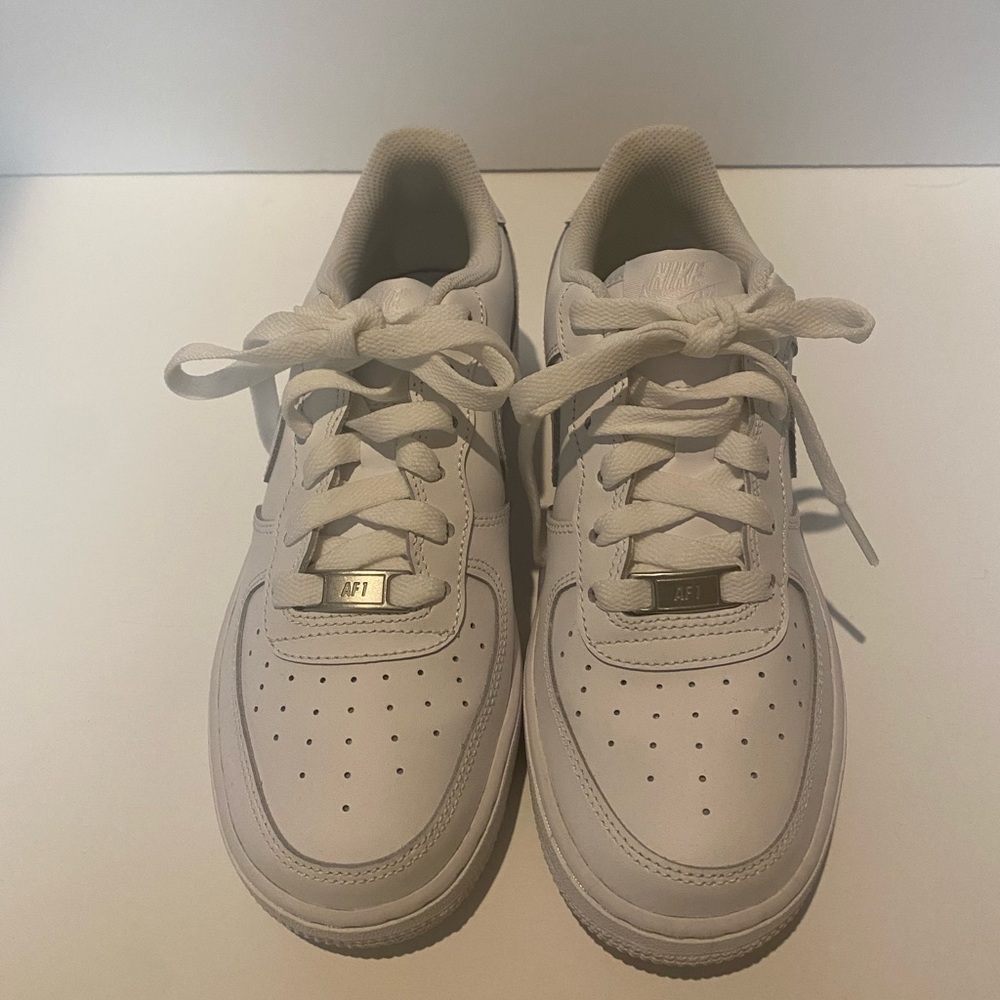 Nike Airforce 1 Size 4 YOUTH WHITE